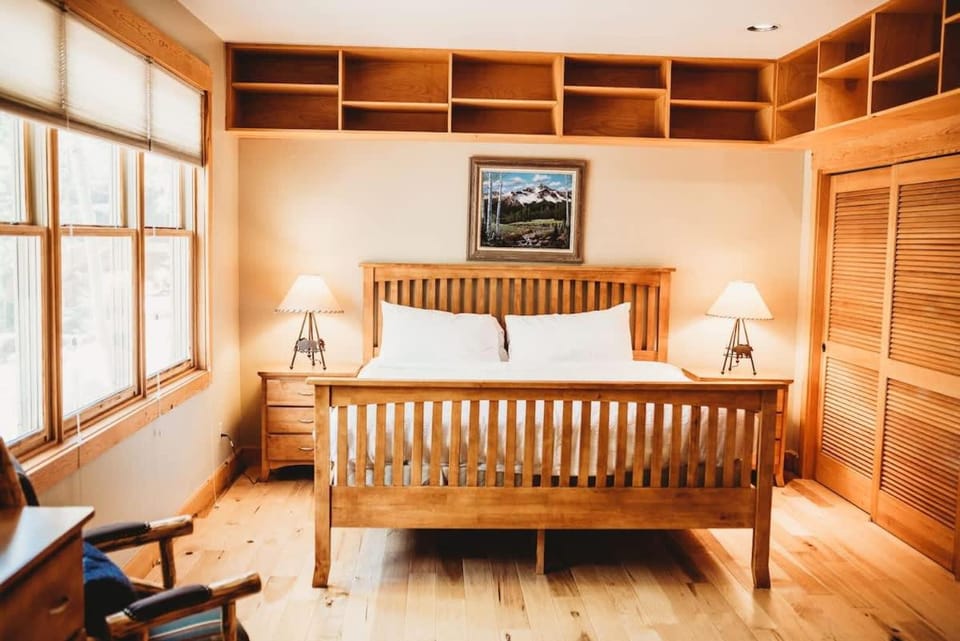 Bed, Seating area, Bedroom