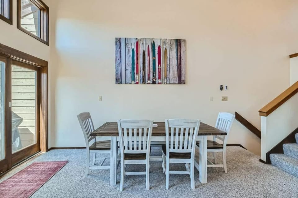 Seating area, Dining area