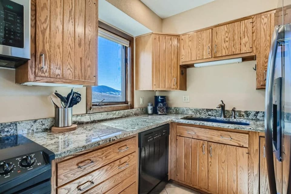 Kitchen or kitchenette, oven, stove
