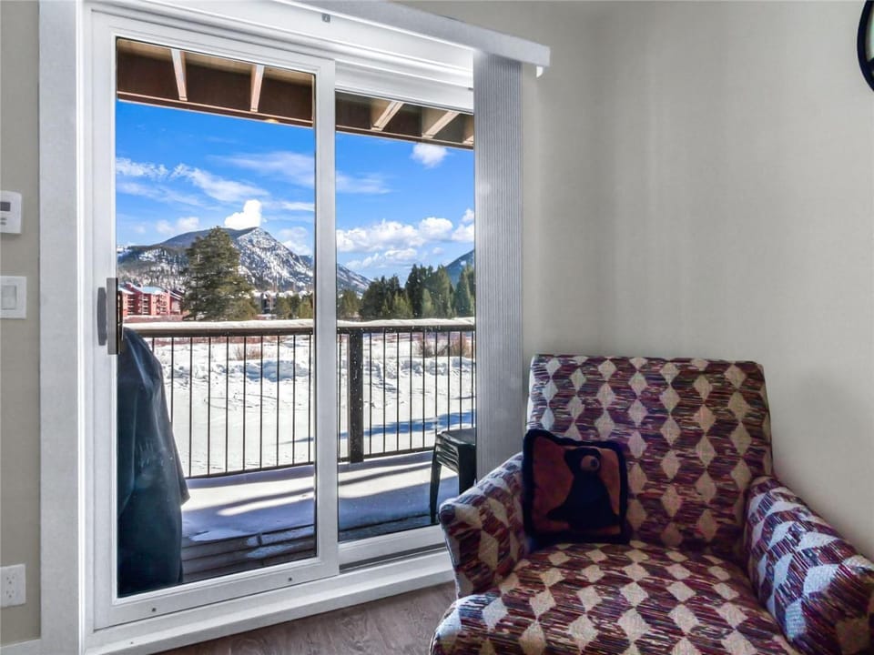 View (from property/room), Balcony/Terrace, Living room, Seating area