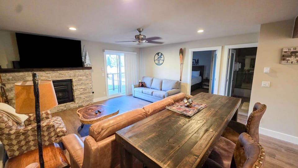TV and multimedia, Living room, Seating area, Dining area
