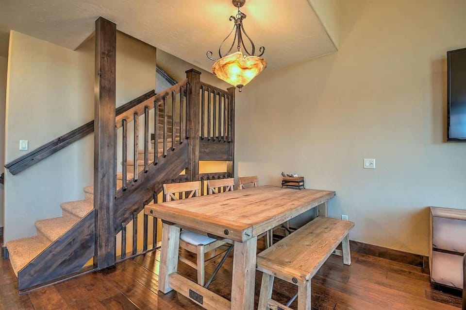 Seating area, Dining area