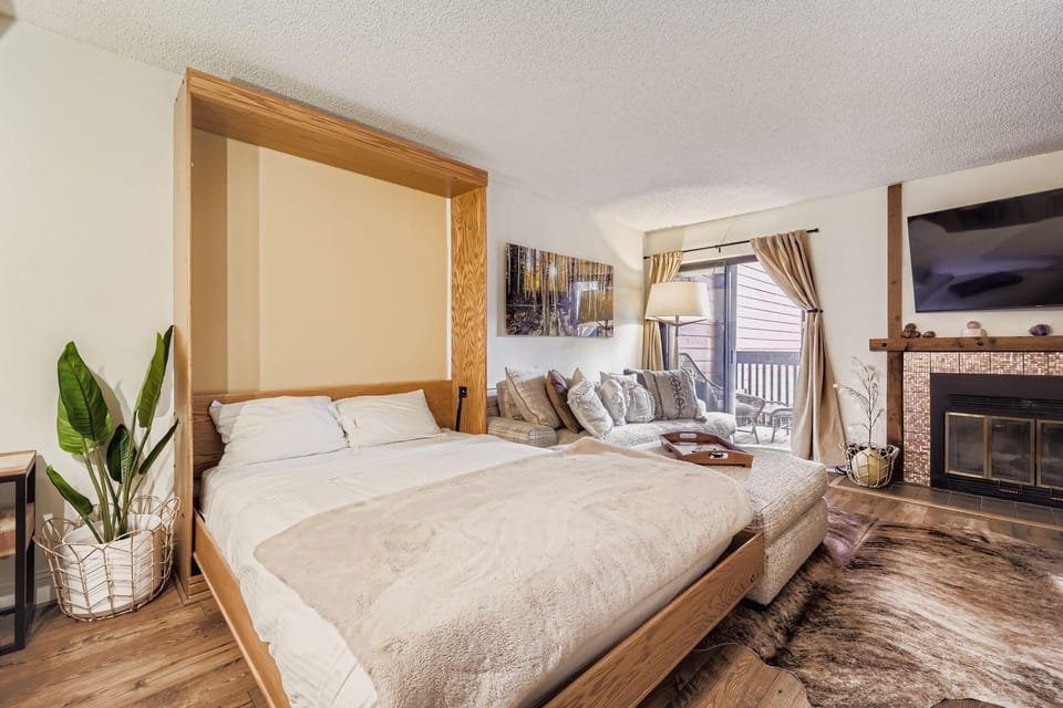 Bed, TV and multimedia, Seating area, Bedroom