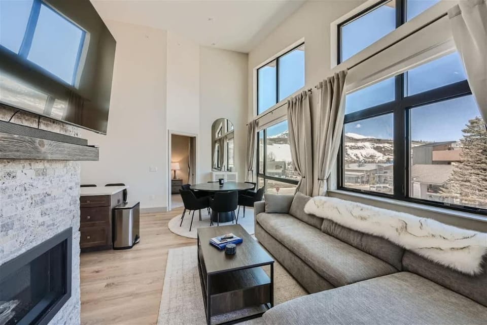 TV and multimedia, Living room, Seating area, Dining area