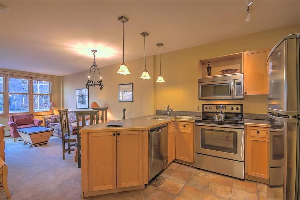 Kitchen or kitchenette, Dining area, oven, kitchen