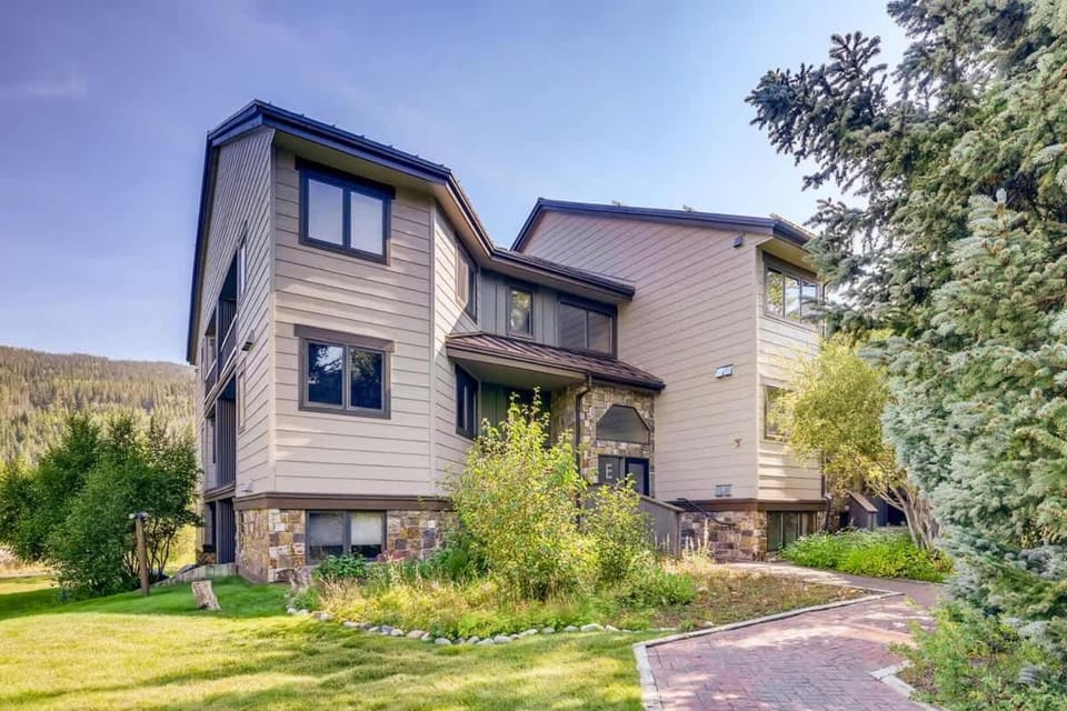 Property building, Spring, Day, Garden