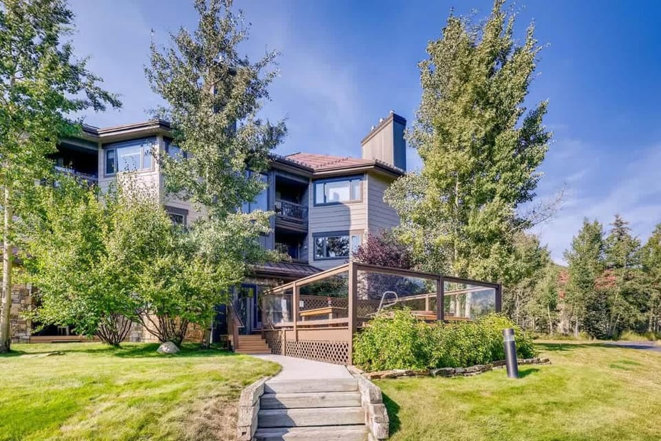 Property building, Spring, Day, Garden