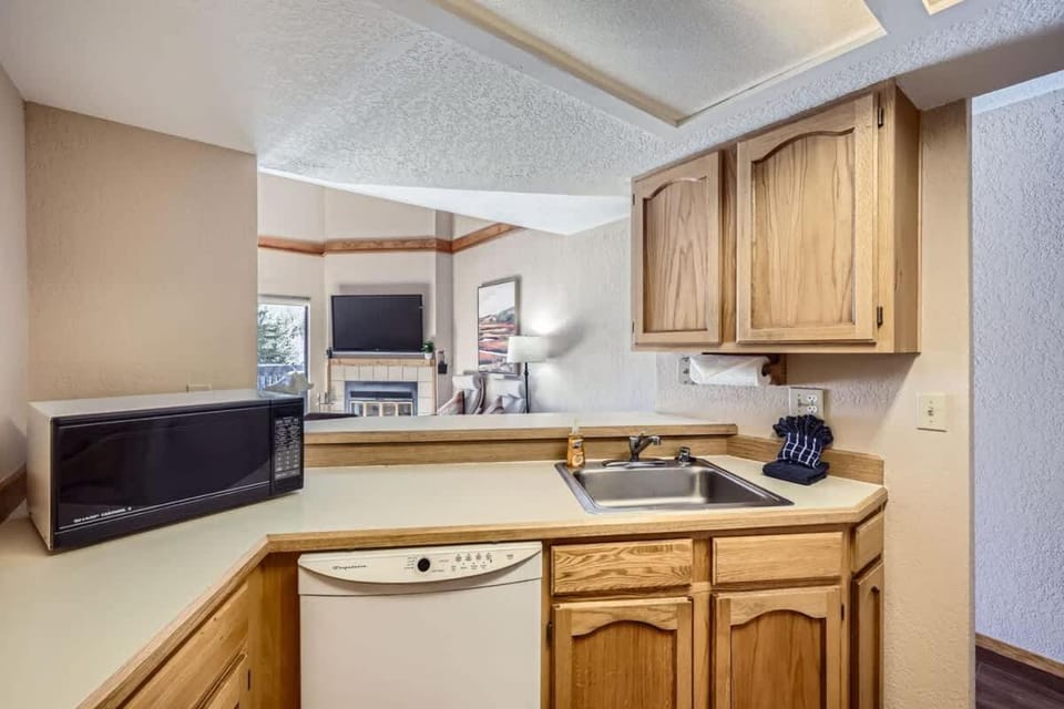 TV and multimedia, Kitchen or kitchenette, oven, kitchen