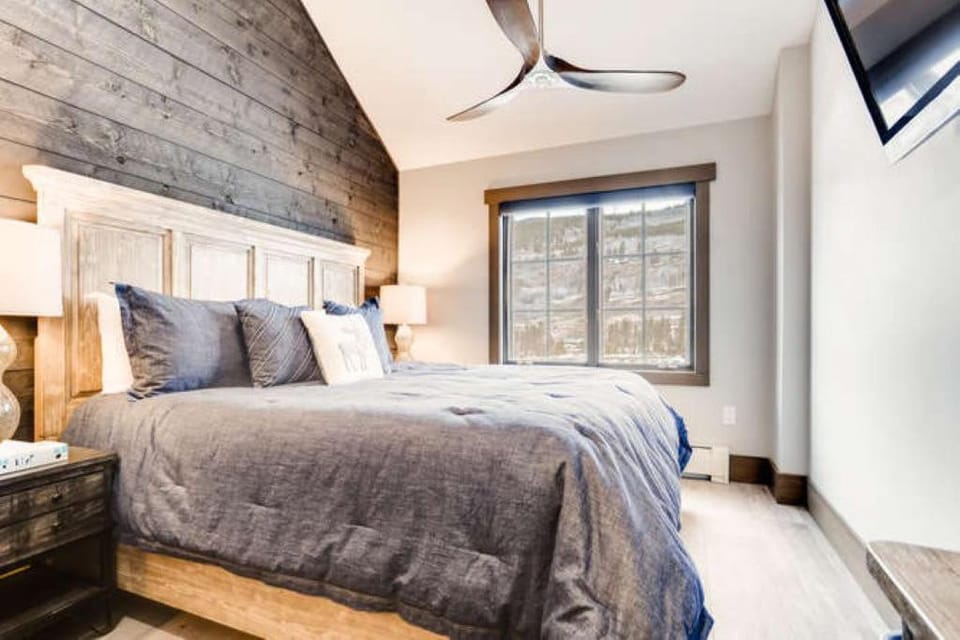 Bed, TV and multimedia, Bedroom