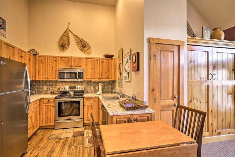 Kitchen or kitchenette, Dining area, oven, kitchen
