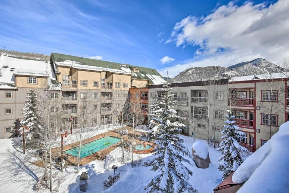 Property building, Day, Winter, Mountain view, Pool view, Swimming pool