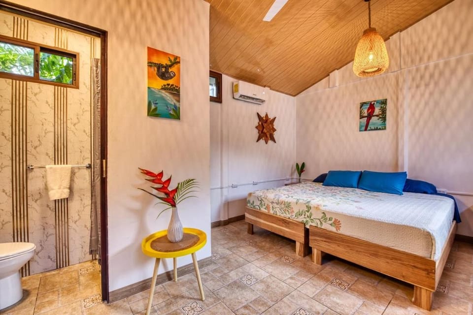 Beachfront Studio - King Bed - Fast WiFi - AC Apartment in Costa Rica