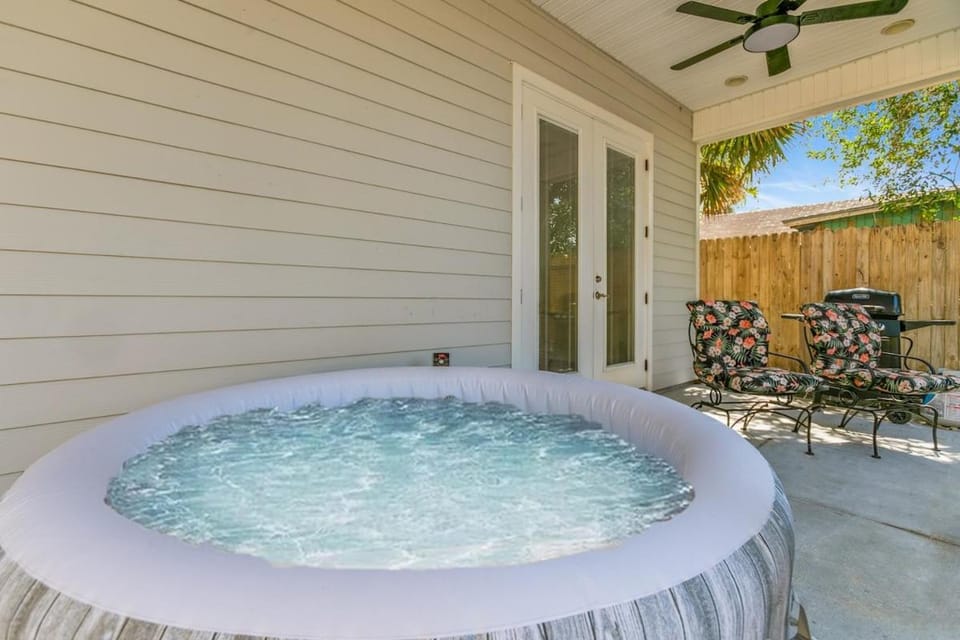 Jax Beach 4BR Kid Friendly House - Sleeps 8 - Hot Tub, Arcade, Fenced Yard, Mayo Clinic House in Jacksonville Beach