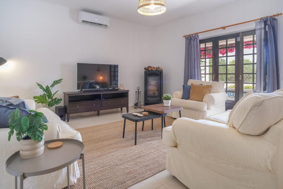 TV and multimedia, Living room, Seating area, Diving, heating, heating, air conditioner, air conditioner