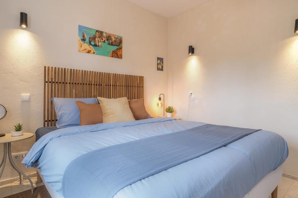 Bed, Bedroom, heating, air conditioner