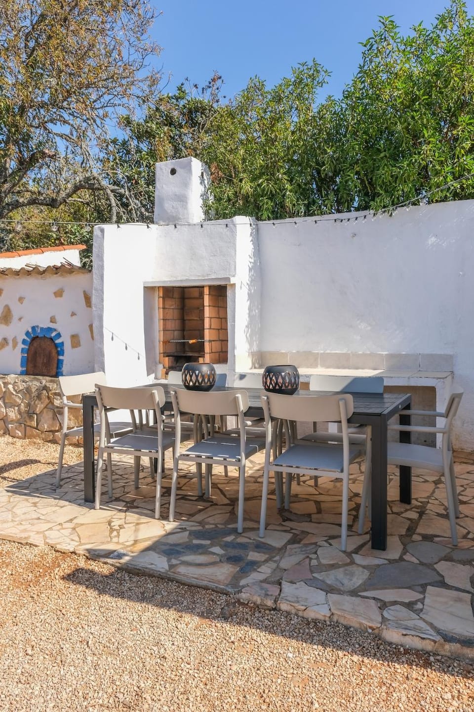 Property building, Patio, Day, BBQ facilities, Garden, Seating area, Dining area