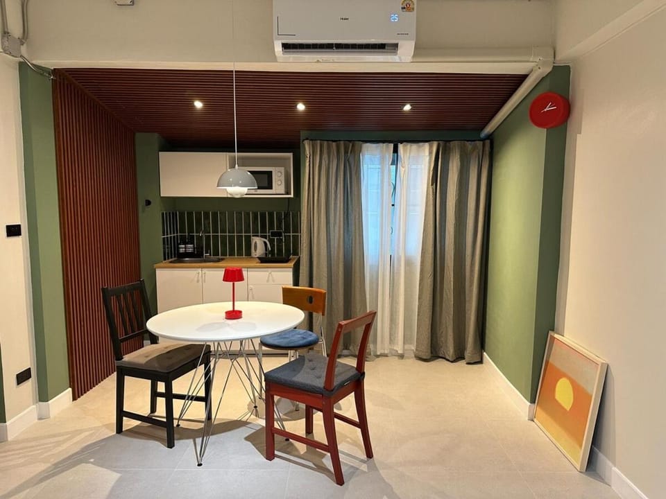 Restaurant/places to eat, Kitchen or kitchenette, Living room, minibar