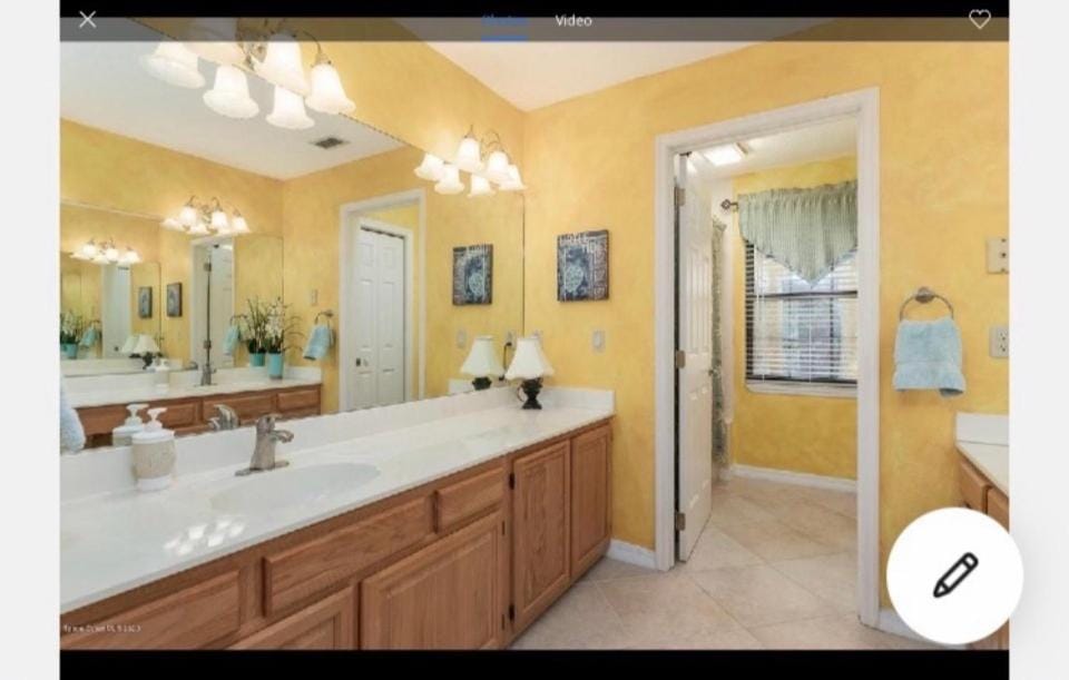 L-Room- 2nd floor in an Awesome Villa 20 minutes from the beach Vacation rental in Melbourne