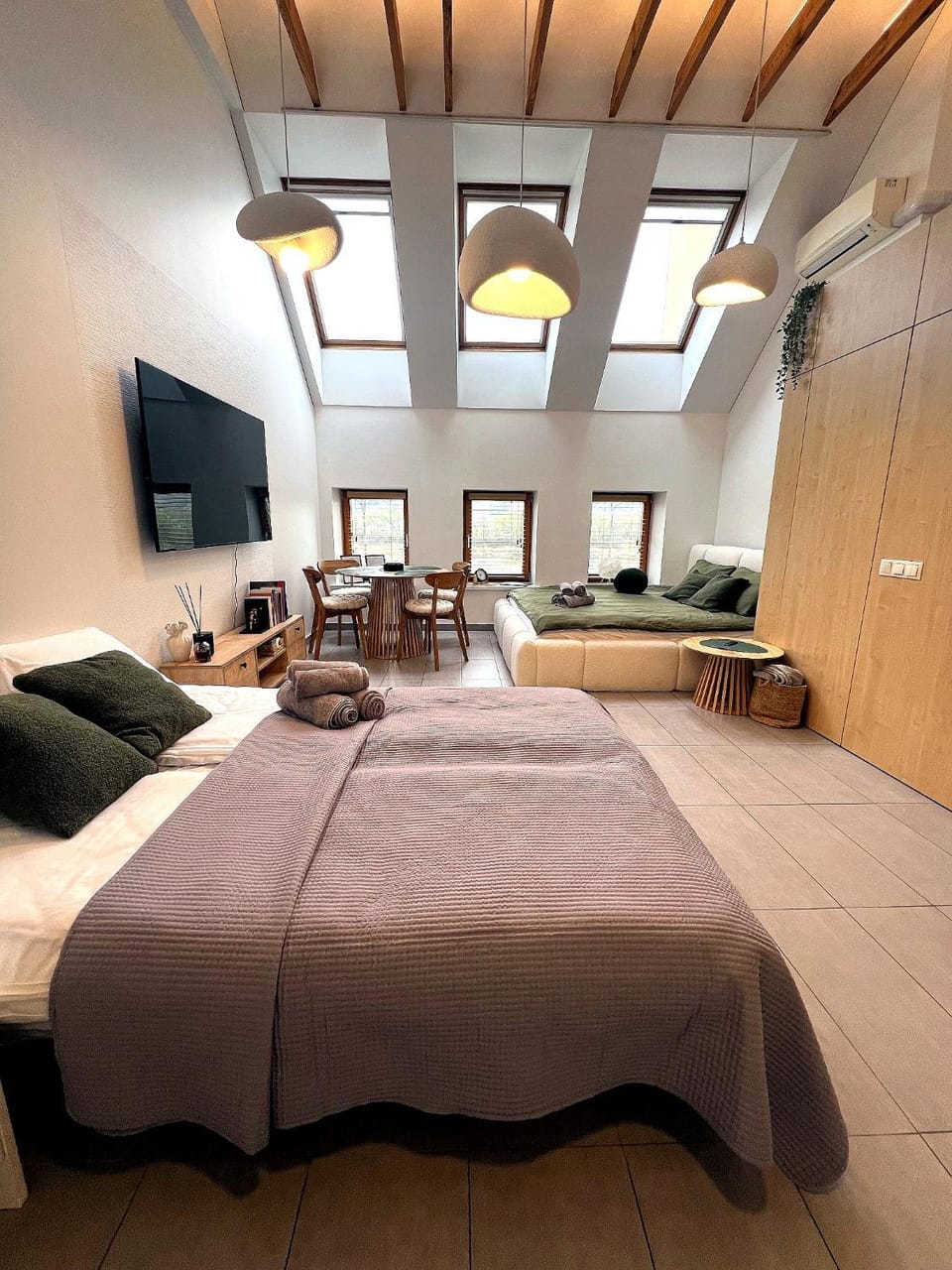 Communal lounge/ TV room, Bed, TV and multimedia, Living room, Photo of the whole room, Bedroom