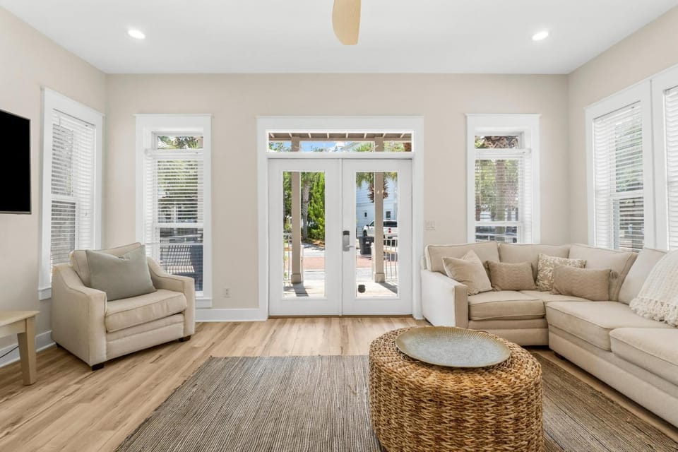 Facade/entrance, TV and multimedia, Living room, Decorative detail, Seating area
