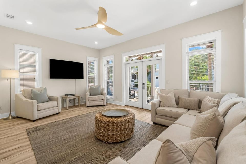 TV and multimedia, Living room, Decorative detail, Seating area
