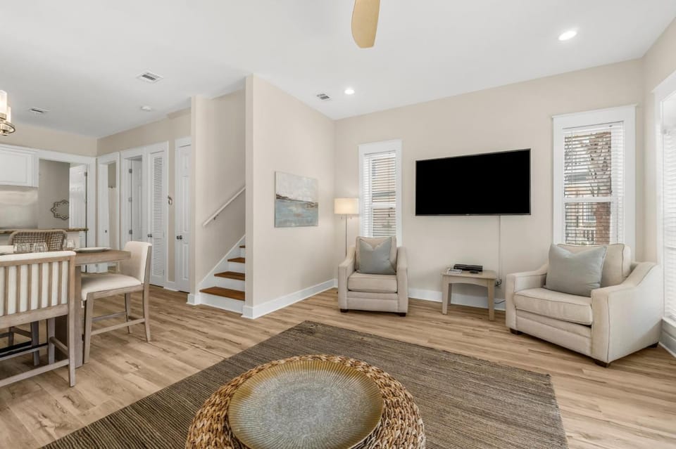TV and multimedia, Living room, Seating area, Dining area