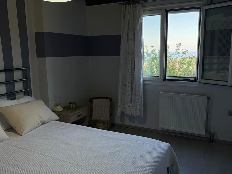Bed, Photo of the whole room, Bedroom, internet, air conditioner