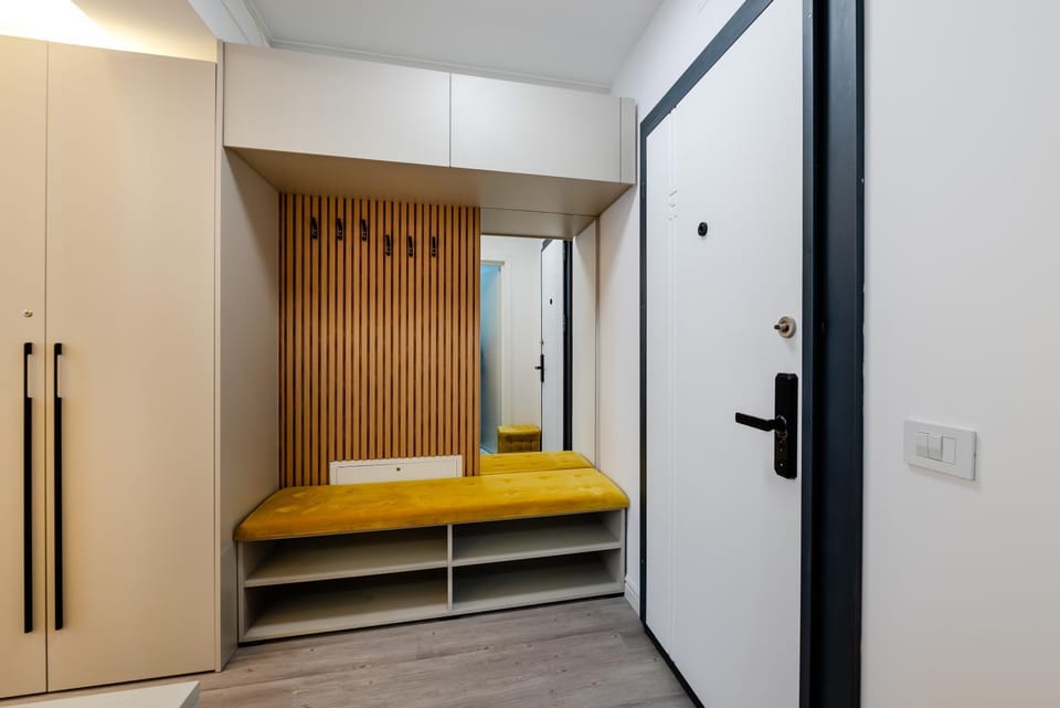 Facade/entrance, wardrobe