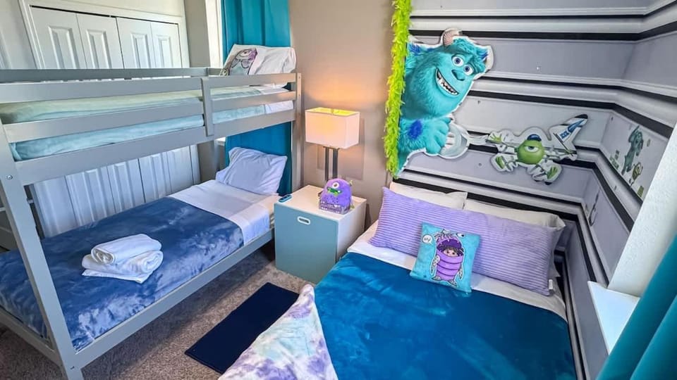 Bed, Photo of the whole room, Bedroom, bunk bed, towels