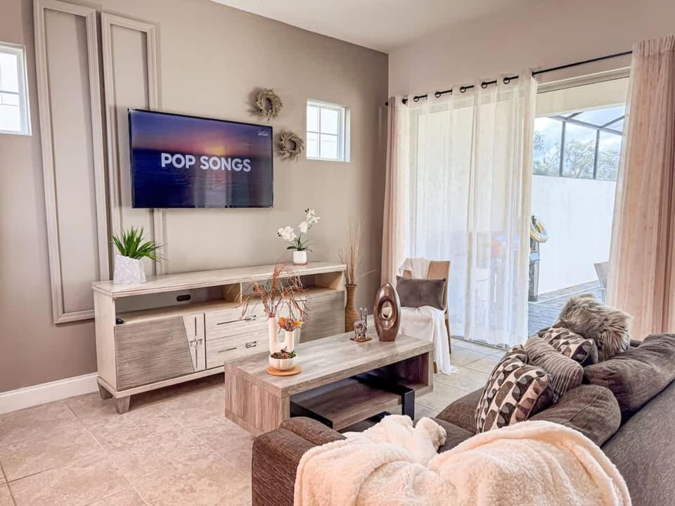 Communal lounge/ TV room, TV and multimedia, Living room, Seating area, Evening entertainment