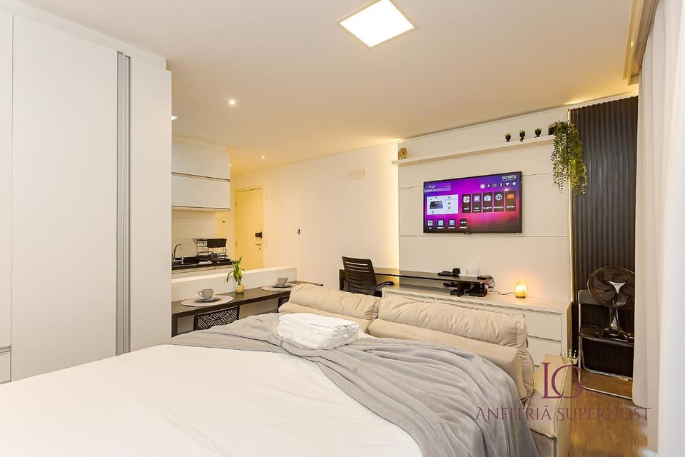 Bed, TV and multimedia, Bedroom