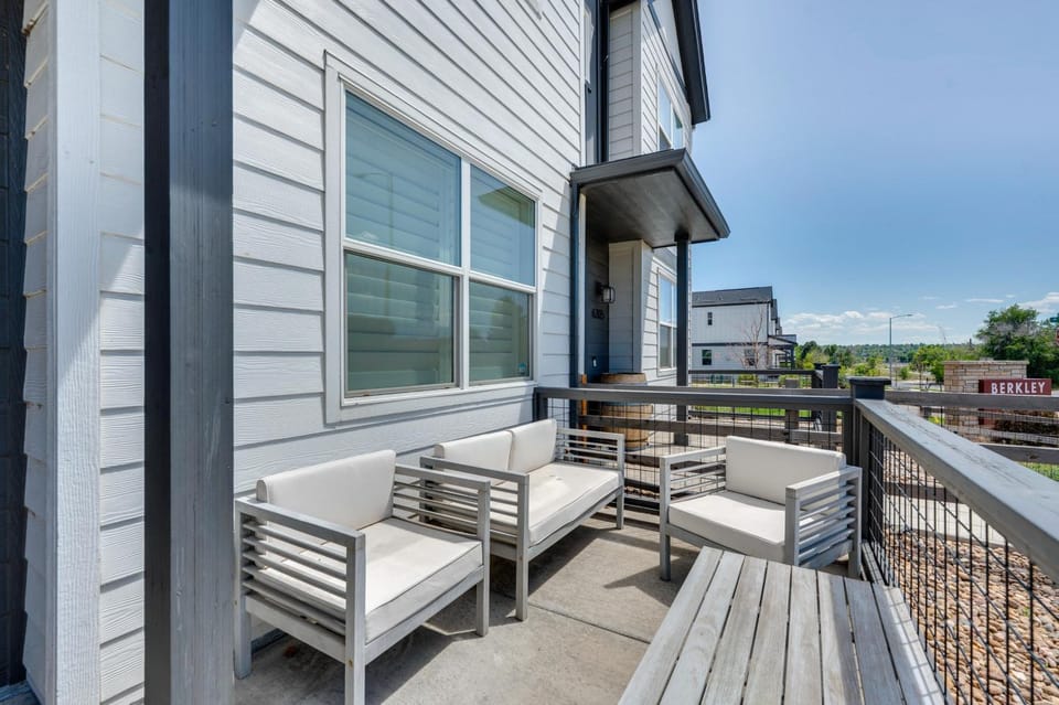 Sleek, Modern Denver Area Gem in Planned Community House in Denver