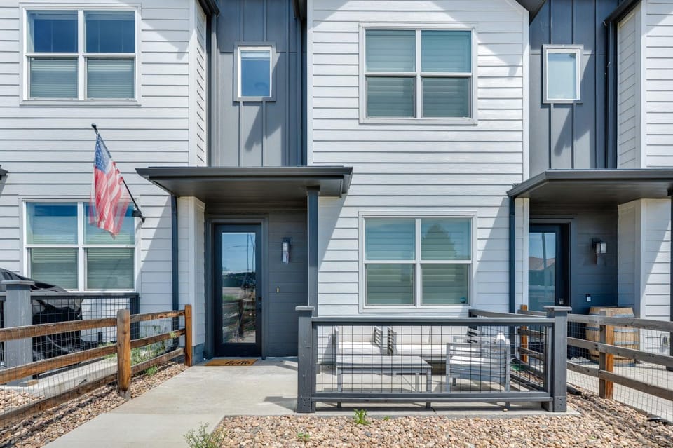 Sleek, Modern Denver Area Gem in Planned Community House in Denver