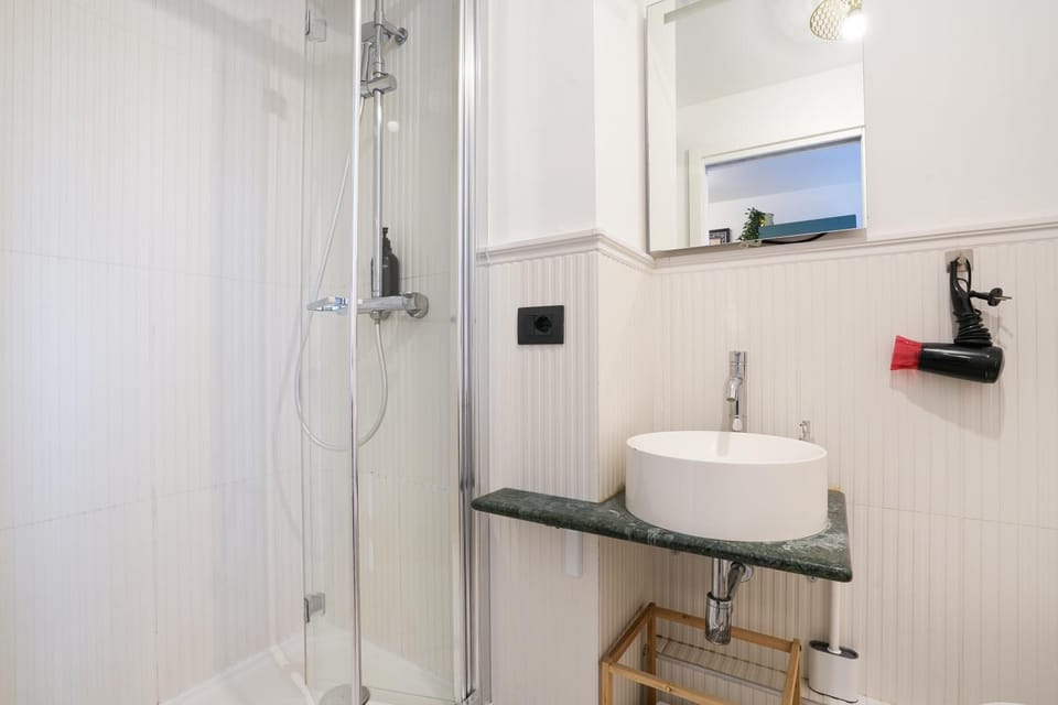 Shower, Toilet