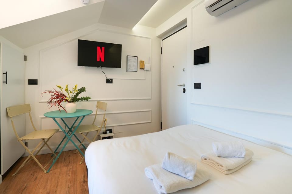 Bedroom, towels