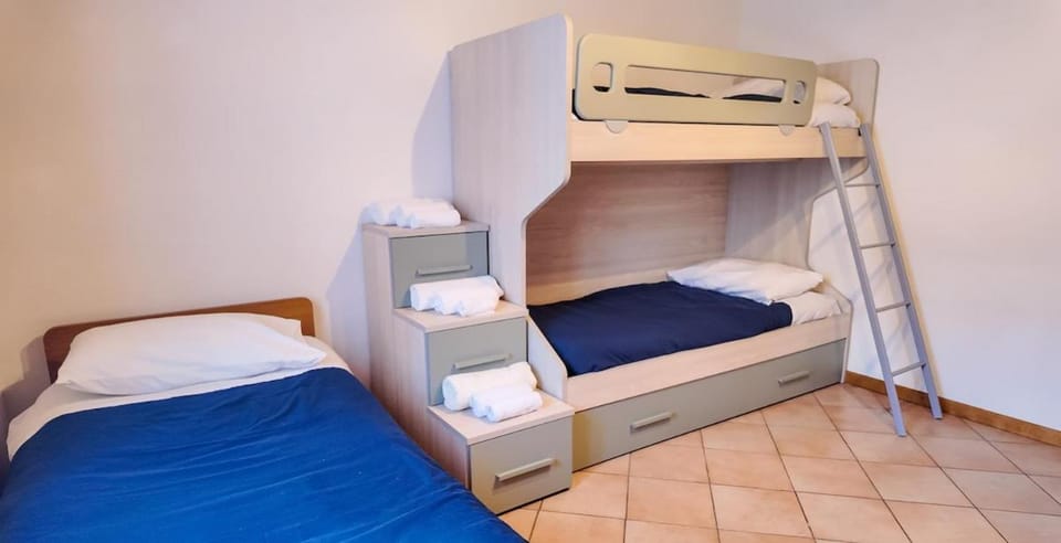 Bed, Photo of the whole room, Bedroom, bunk bed, towels