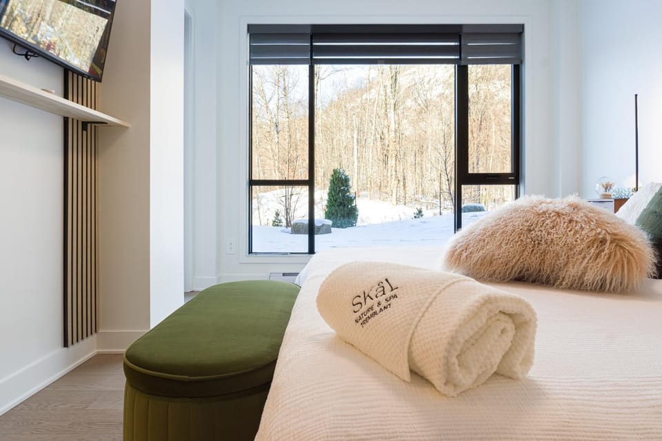Bed, Bedroom, Mountain view