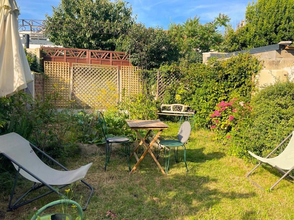 Garden, Garden, Seating area, Dining area, Garden view