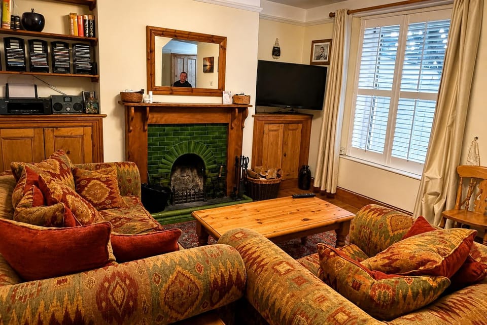 1 Bed - Sleeps 4 - Parking - Pets - Town Centre Apartment in Wadebridge