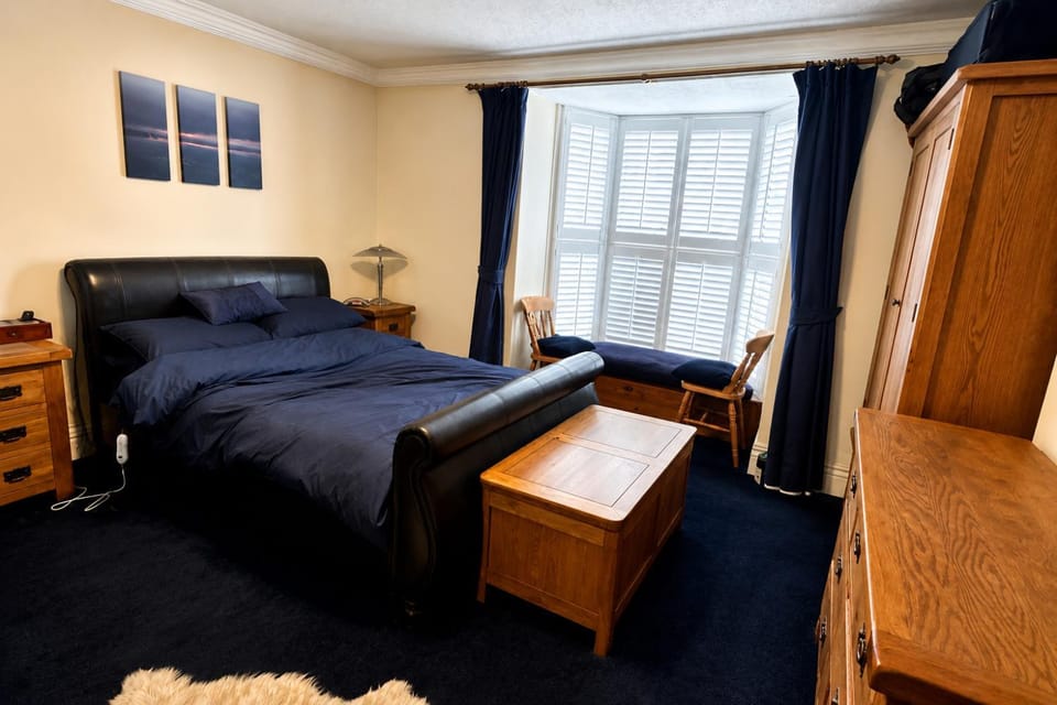 1 Bed - Sleeps 4 - Parking - Pets - Town Centre Apartment in Wadebridge