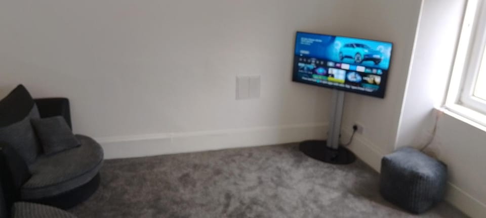 TV and multimedia, Living room, Seating area, Evening entertainment