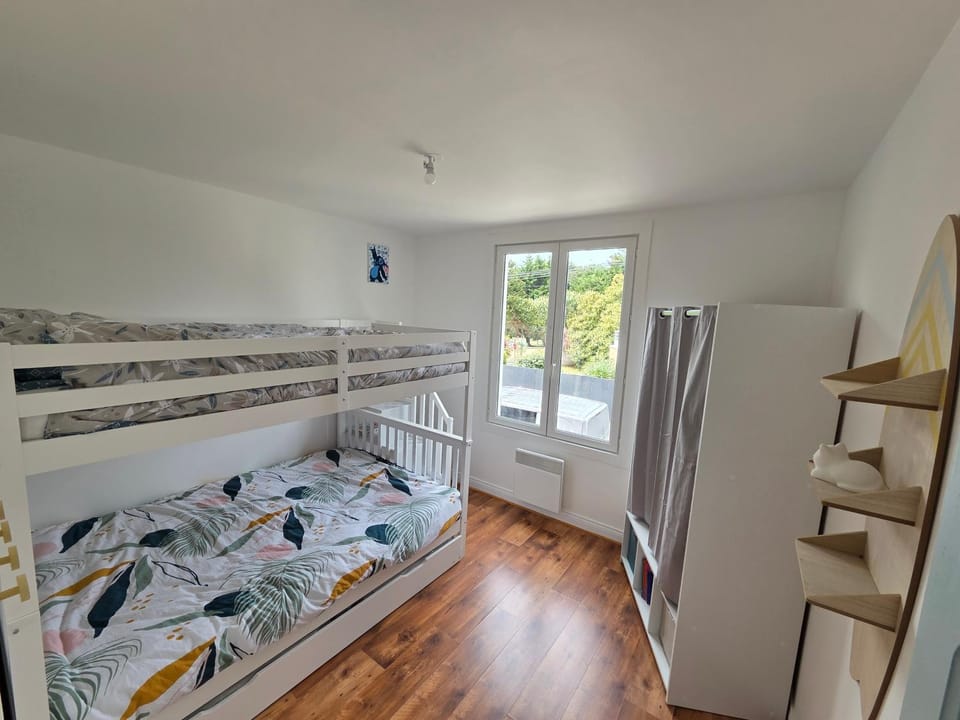 Bedroom, bunk bed