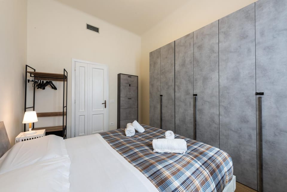 Photo of the whole room, Bedroom, wardrobe