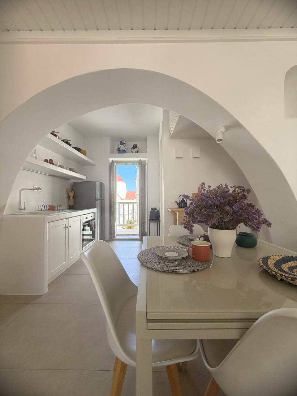 Kitchen or kitchenette, Dining area, stove