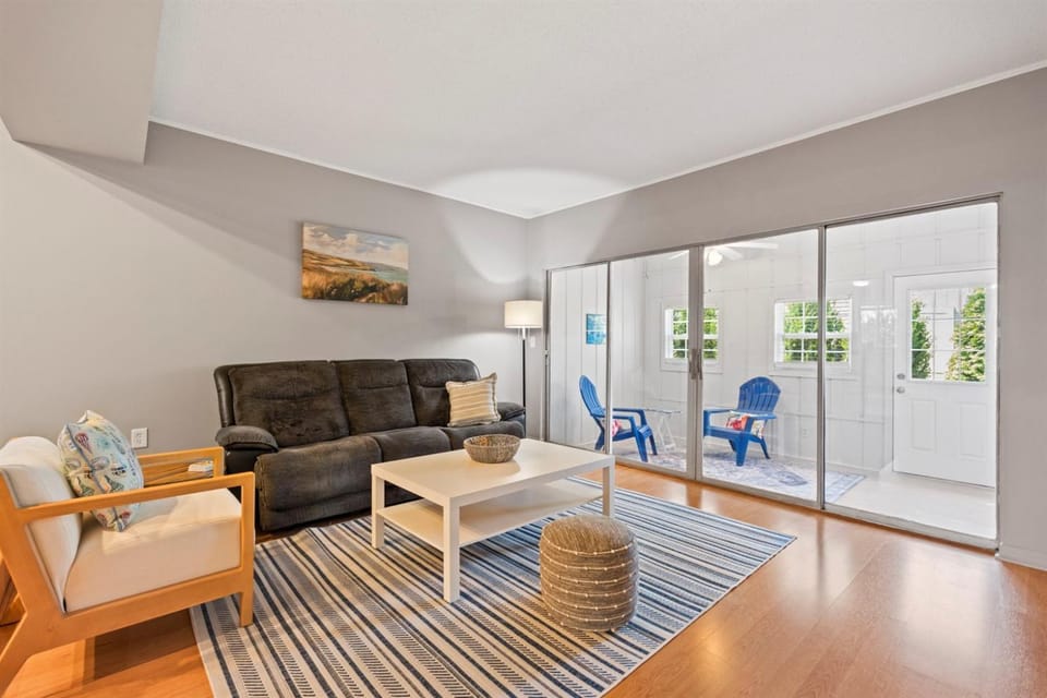 Coastal 2BR with Pool Pet Friendly 1 mile to Beach Apartment in North Myrtle Beach
