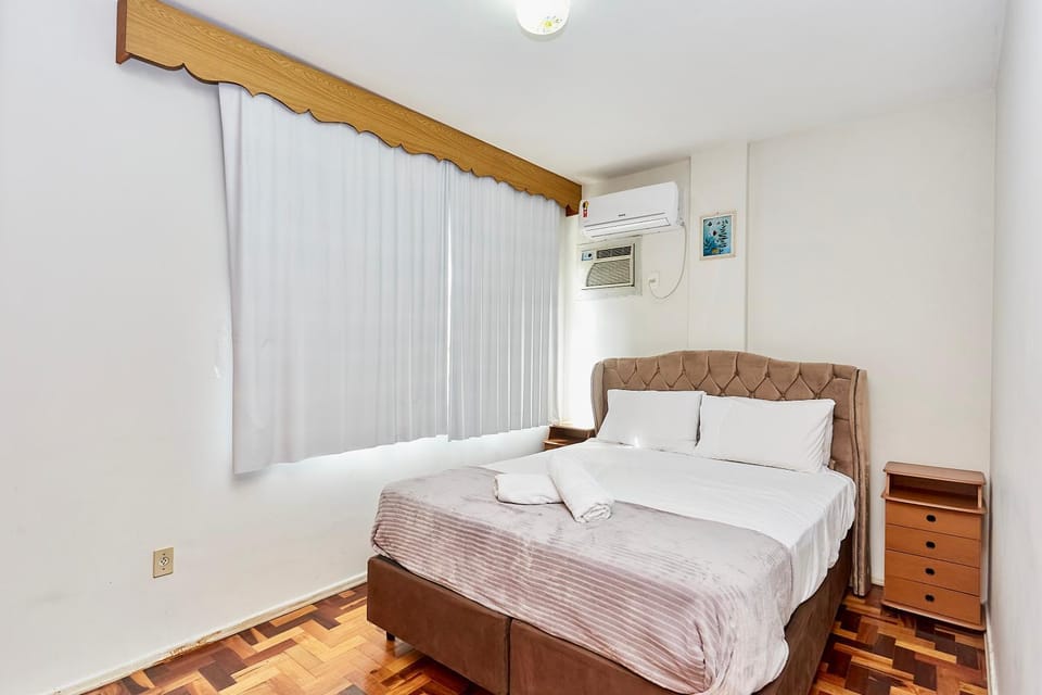 Bedroom, air conditioner