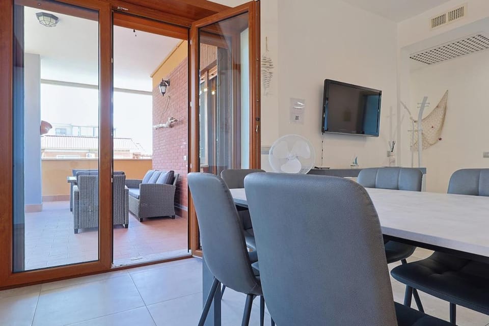 Communal lounge/ TV room, TV and multimedia, Balcony/Terrace, Living room, Seating area, Dining area, Evening entertainment, air conditioner