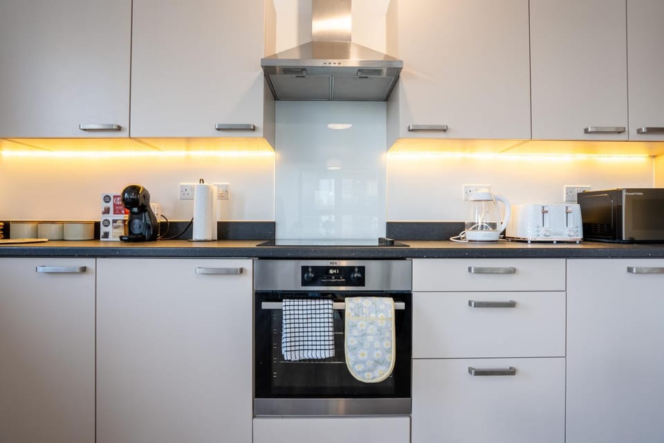 Coffee/tea facilities, Kitchen or kitchenette, stove, toaster