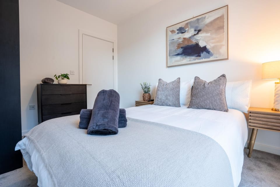 Bed, Photo of the whole room, Bedroom, towels