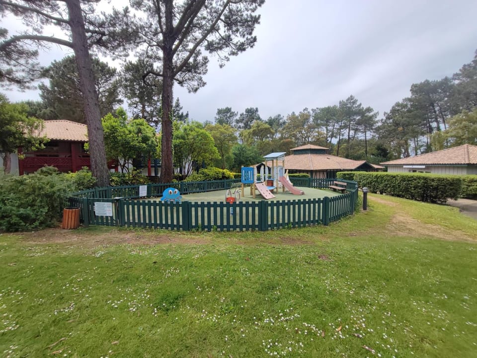 Studio dans résidence Pierre et Vacances avec vue sur piscine entre plage et golf Apartment in Moliets-et-Maa